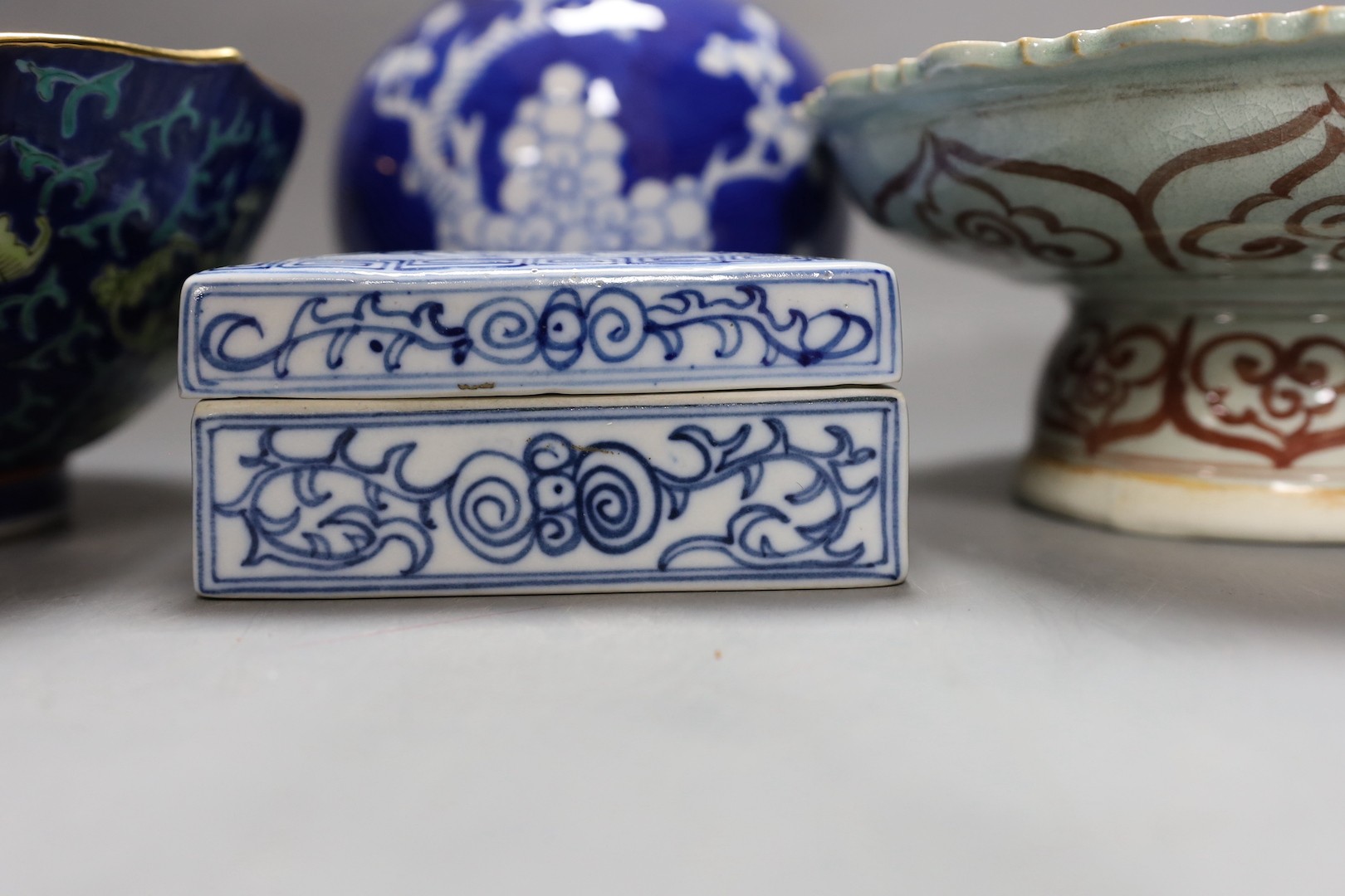 A Chinese blue and white vase, 23 cm high a similar box and two porcelain bowls